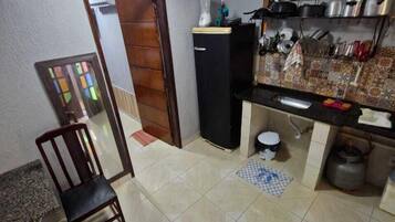 Apartamento família, várias camas, cozinha americana | Cozinha privada | Geladeira, micro-ondas (mediante solicitação), cooktop, torradeira