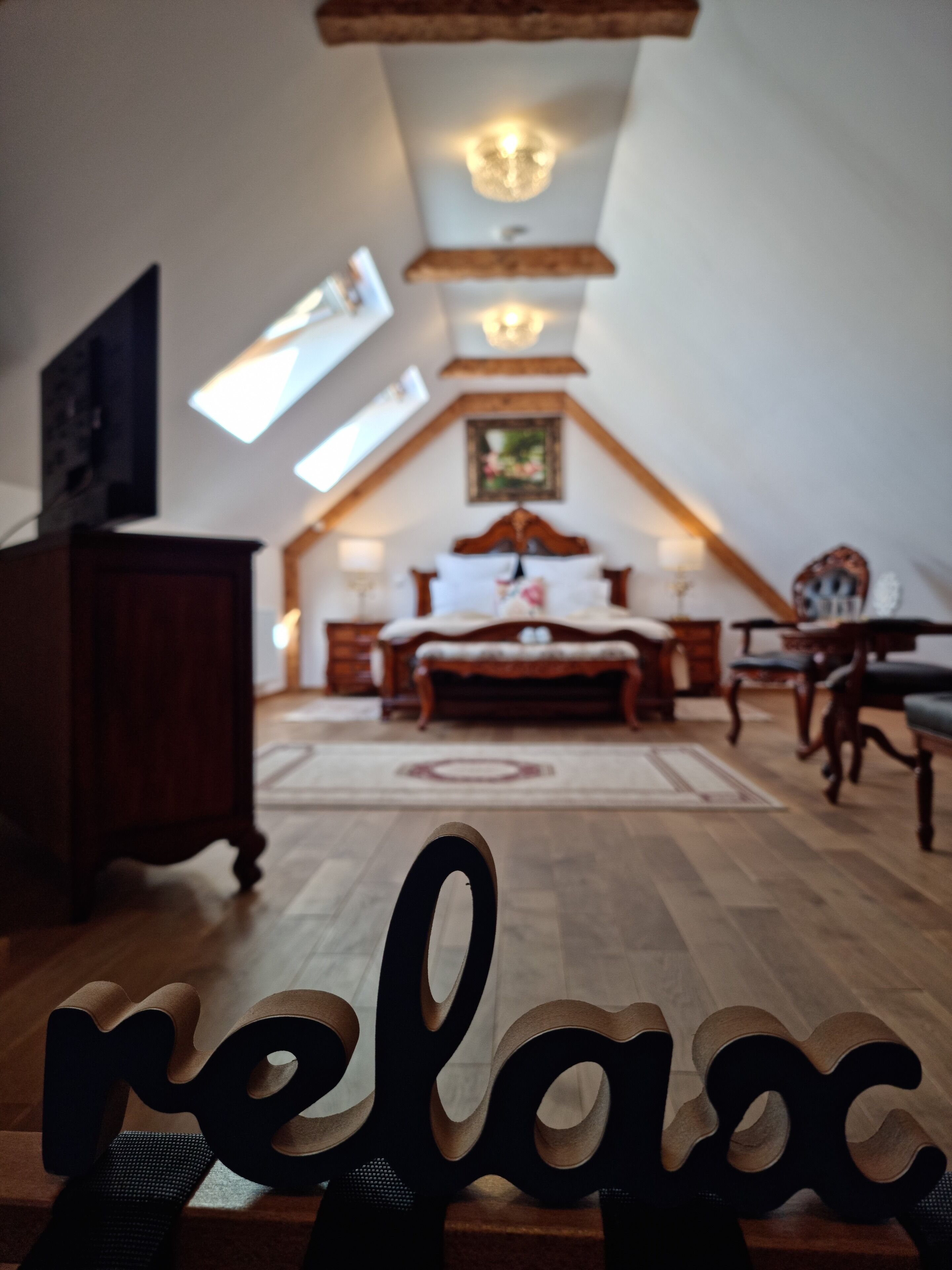 Suite, 1 King Bed, Non Smoking | Desk, soundproofing, free WiFi, bed sheets