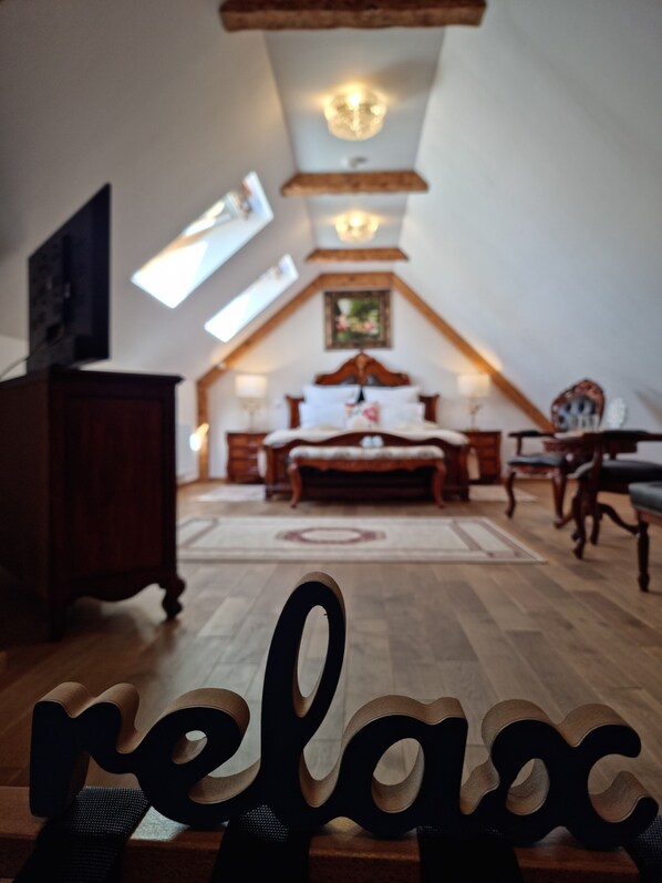 Escritorio, sistema de insonorización, wifi gratis y ropa de cama