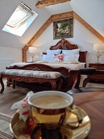 Suite, 1 King Bed, Non Smoking | Desk, soundproofing, free WiFi, bed sheets