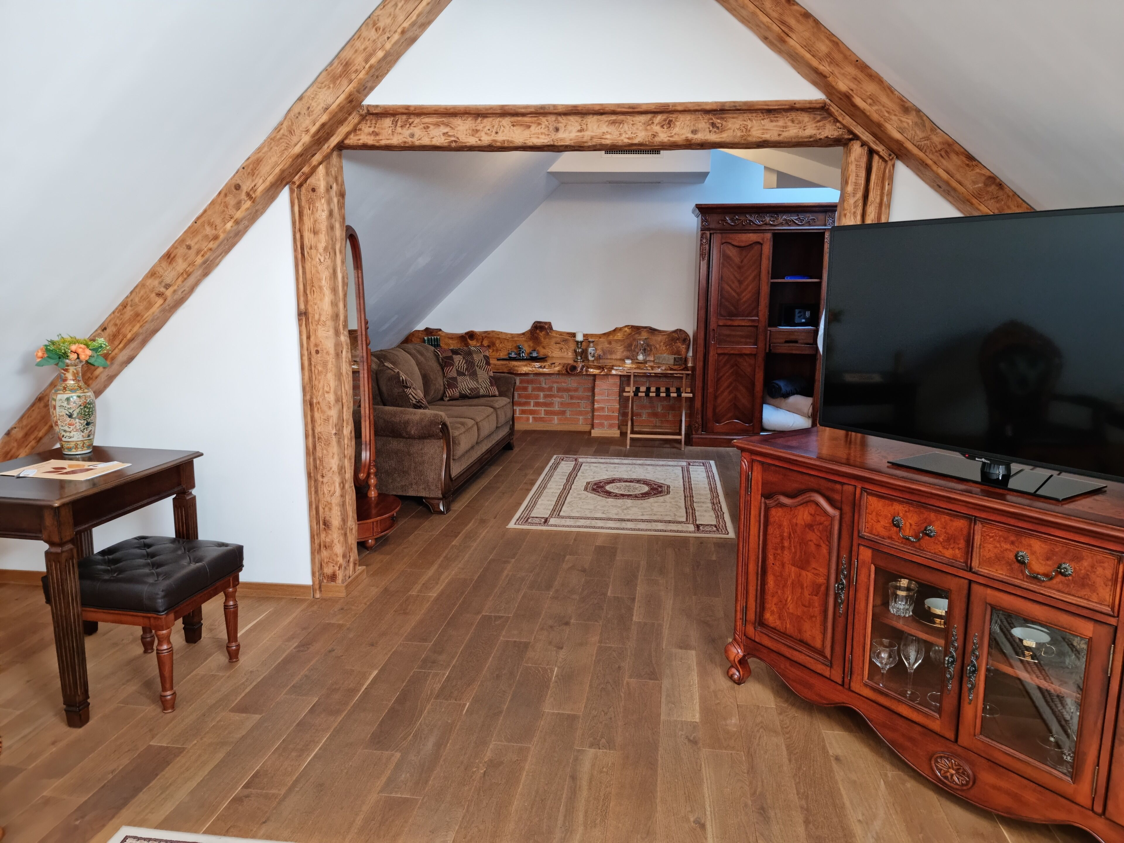 Suite, 1 King Bed, Non Smoking | Desk, soundproofing, free WiFi, bed sheets