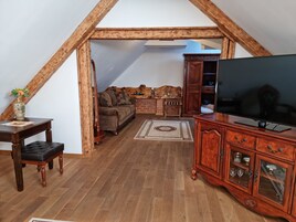 Suite, 1 King Bed, Non Smoking | Desk, soundproofing, free WiFi, bed sheets