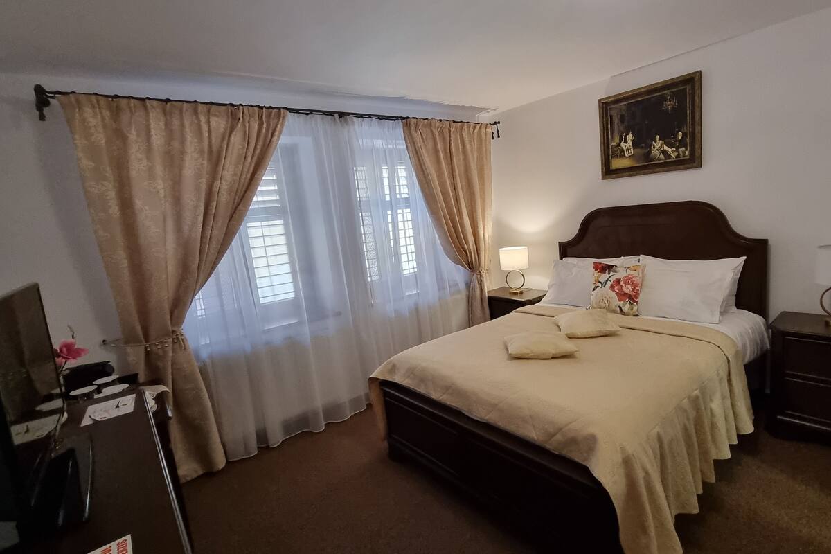 Habitación Deluxe doble | Escritorio, sistema de insonorización, wifi gratis y ropa de cama