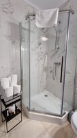 Bañera profunda, artículos de tocador gratuitos, secador de pelo, batas