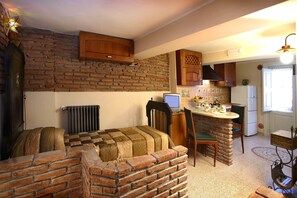 Basic Twin Room | In-room safe, laptop workspace, blackout drapes, iron/ironing board - B&B Il Caravaggio (Catania)