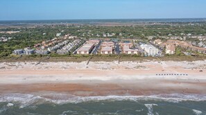 Plage à proximité, chaises longues, serviettes de plage