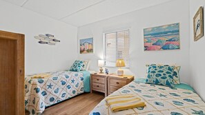 2 Schlafzimmer, Schreibtisch, Bügeleisen/Bügelbrett, Reisekinderbett