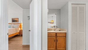 2 camere, una scrivania, ferro/asse da stiro, culla da viaggio