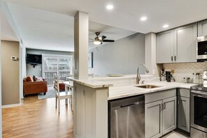 冰箱、微波炉、烤箱、炉灶