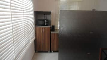 Refrigerador, microondas, parrilla de estufa y cafetera y tetera