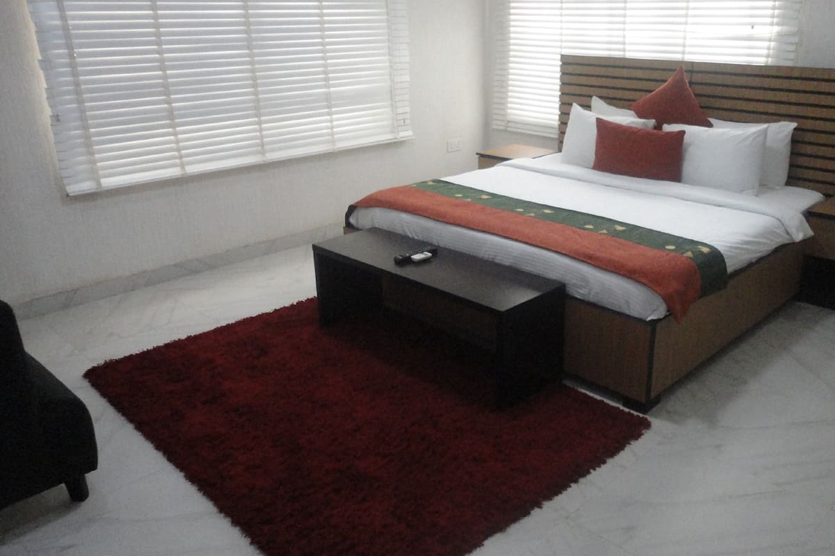 Desk, laptop workspace, free WiFi, bed sheets