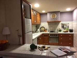 ثلاجة، فرن، غسالة أطباق، مستلزمات طهي/أطباق/أوعية