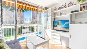 Een televisie en een stereo