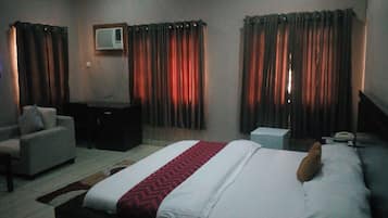 Executive Room | Desk, laptop workspace, free WiFi