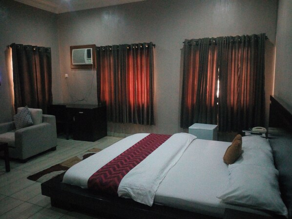 Bureau, espace de travail pour ordinateur portable, Wi-Fi gratuit