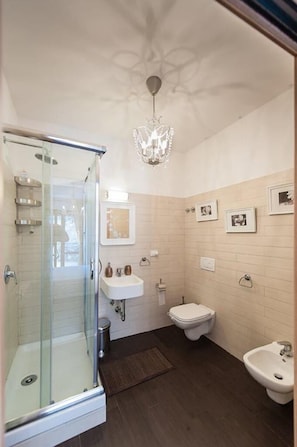 Kamer, 1 twee- of 2 eenpersoonsbedden, uitzicht op tuin | Badkamer | Een douche, een regendouche, gratis toiletartikelen, een haardroger