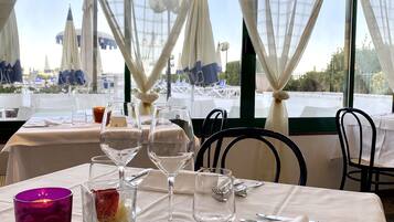 Breakfast, lunch and dinner served