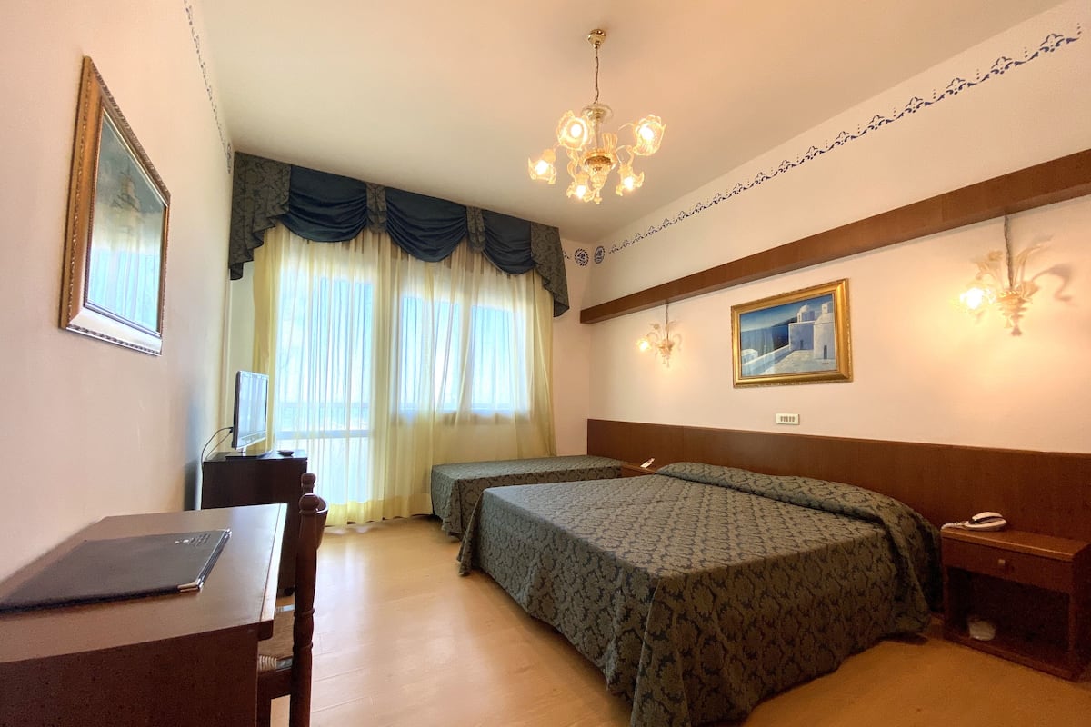 Minibar, in-room safe, desk, free WiFi