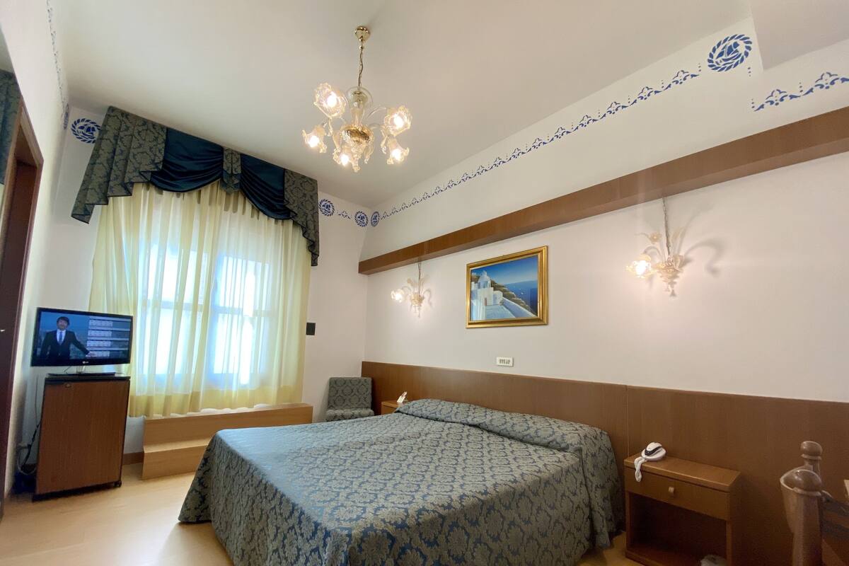 Minibar, in-room safe, desk, free WiFi