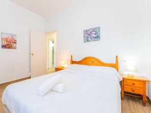 2 bedrooms, iron/ironing board, travel cot, free WiFi