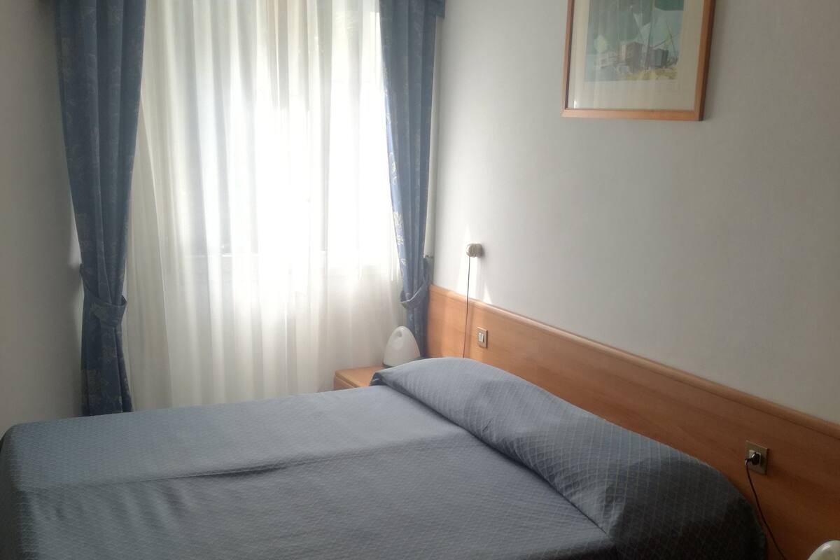 Doppel- oder Zweibettzimmer | Minibar, Zimmersafe, Schreibtisch, Bettwäsche
