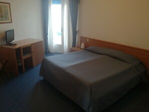 Minibar, in-room safe, desk, bed sheets - Hotel Heron (Jesolo)