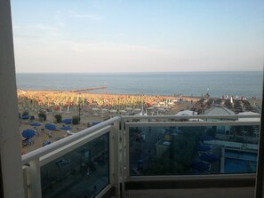 Habitació triple, balcó, vistes al mar | Vista de la platja o del mar