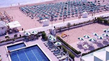 Privatstrand, Liegestühle, Sonnenschirme, Volleyball