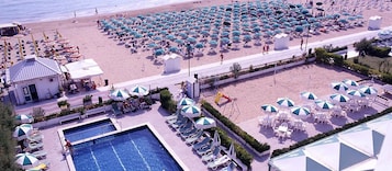 Spiaggia privata, lettini da mare, ombrelloni, pallavolo