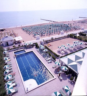 Seasonal outdoor pool, pool umbrellas, pool loungers - Hotel Heron (Jesolo)
