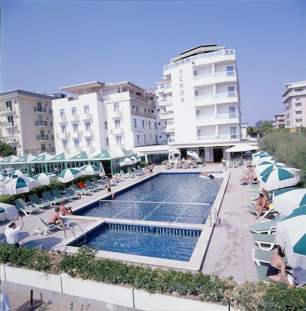 Piscine extérieure (ouverte en saison), parasols de plage