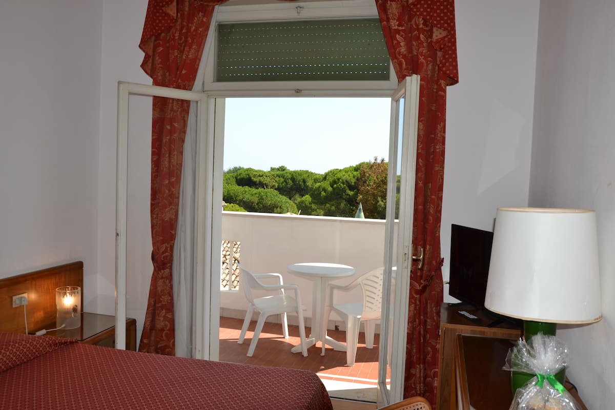 Double or Twin Room, Partial Sea View | Room amenity