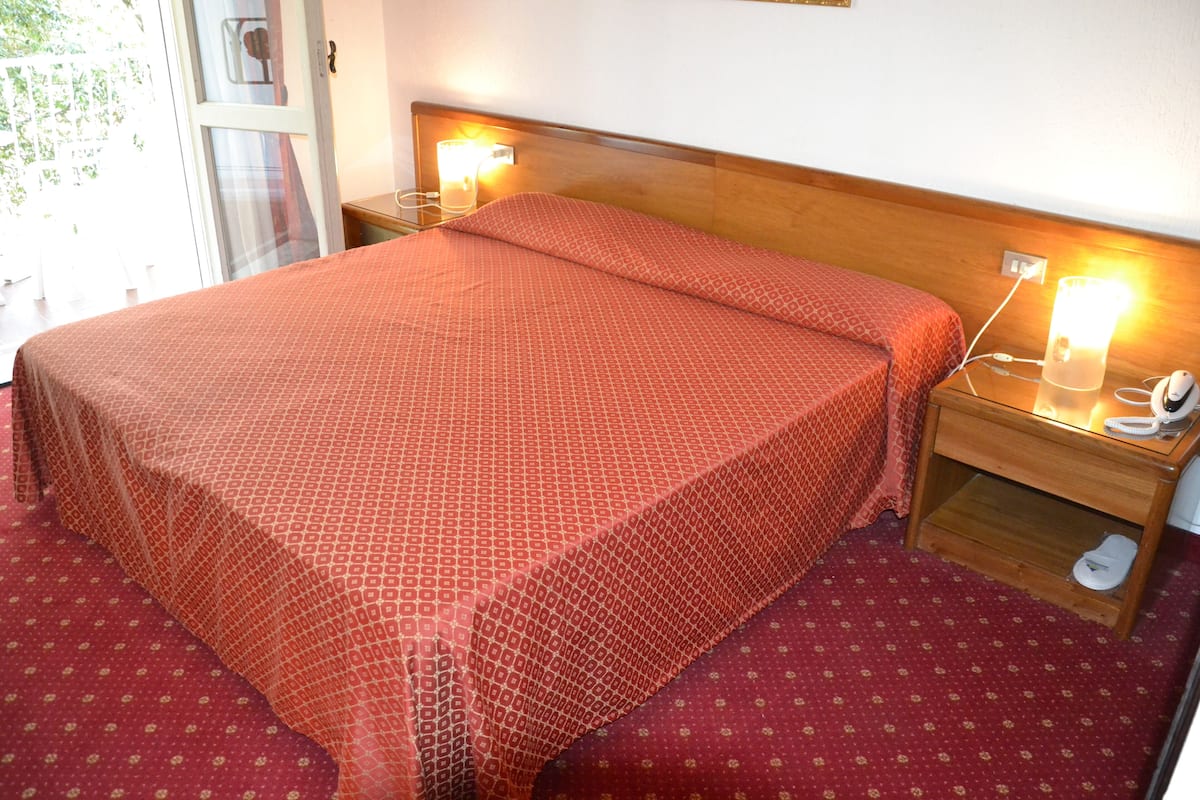 Minibar, coffres-forts dans les chambres, Wi-Fi gratuit, draps fournis