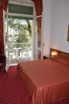 双人房或双床房, 部分海景 | 迷你吧、客房内保险箱、免费 WiFi、床单