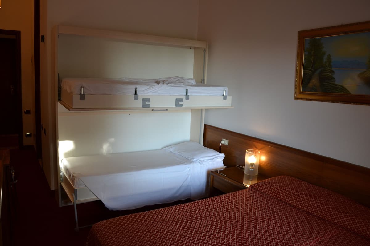 Chambre Quadruple | Minibar, coffres-forts dans les chambres, Wi-Fi gratuit, draps fournis