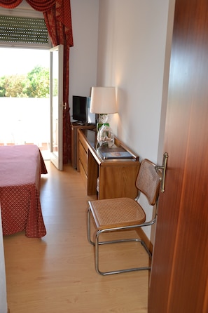 Chambre Double ou avec lits jumeaux, vue partielle sur la mer | Minibar, coffres-forts dans les chambres, Wi-Fi gratuit, draps fournis