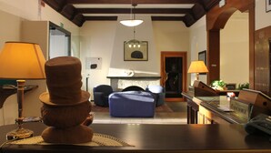 A hotel lobby with a reception desk, a fireplace, and a seating area. - Park Hotel Ravenna (Ravenna)