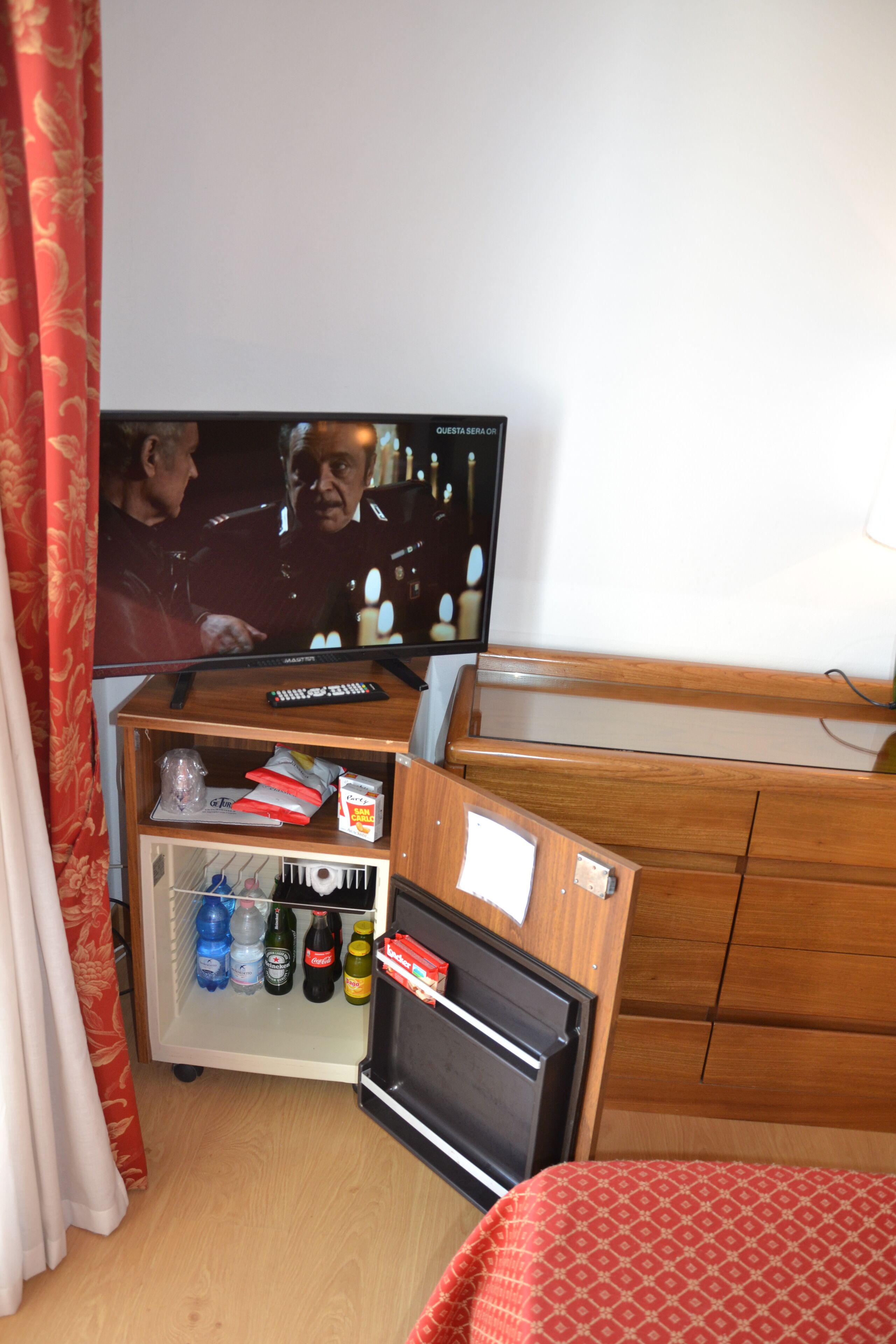Camera con letto matrimoniale o 2 letti singoli, vista mare parziale | Servizio della camera