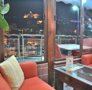 Desk, iron/ironing board, free cots/infant beds, free WiFi - Hotel The First (Gjirokastër)