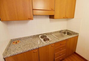 Fridge, microwave, stovetop, cookware/dishes/utensils - Residence Cielo Aperto (Trento)