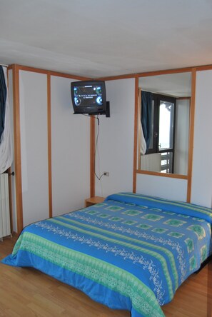 Caixa forta a l'habitació, bressols i roba de llit 