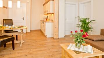 Apartamento junior, vistas a la montaña | Servicio de comidas en la habitación