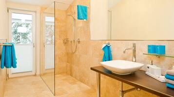 Apartamento familiar, vistas a la montaña | Baño | Ducha, secador de pelo, albornoces y toallas