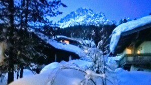 Un paisaje nevado con un edificio al fondo.