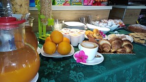  فطور من الأطباق المحلية مجانًا يوميًا