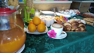 Sudah termasuk sarapan masakan setempat setiap hari