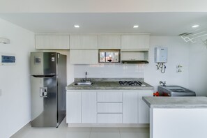 Panoramic Studio, Private Bathroom | Private kitchen | Fridge, microwave, stovetop, cookware/dishes/utensils - Panorámico Estudio en Zona Rosa 2004 (Medellín)