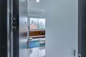 Estúdio panorâmico, banheiro privativo | Sala de estar | TV de tela plana