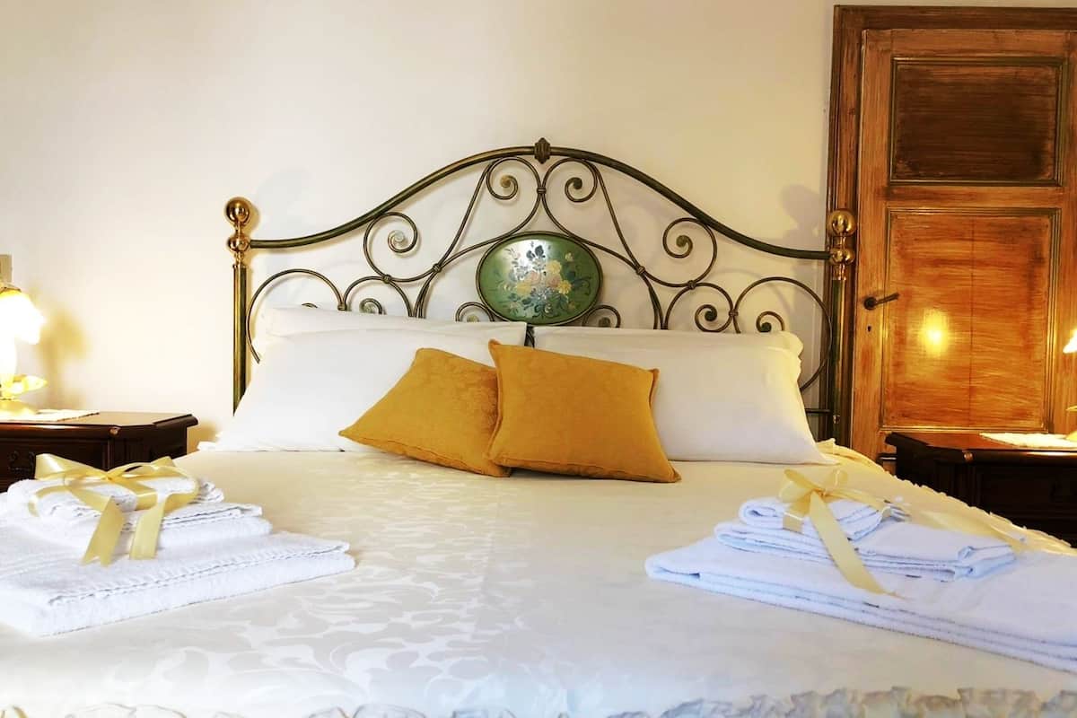 Camera doppia, patio | Biancheria da letto di alta qualità, una scrivania, insonorizzazione