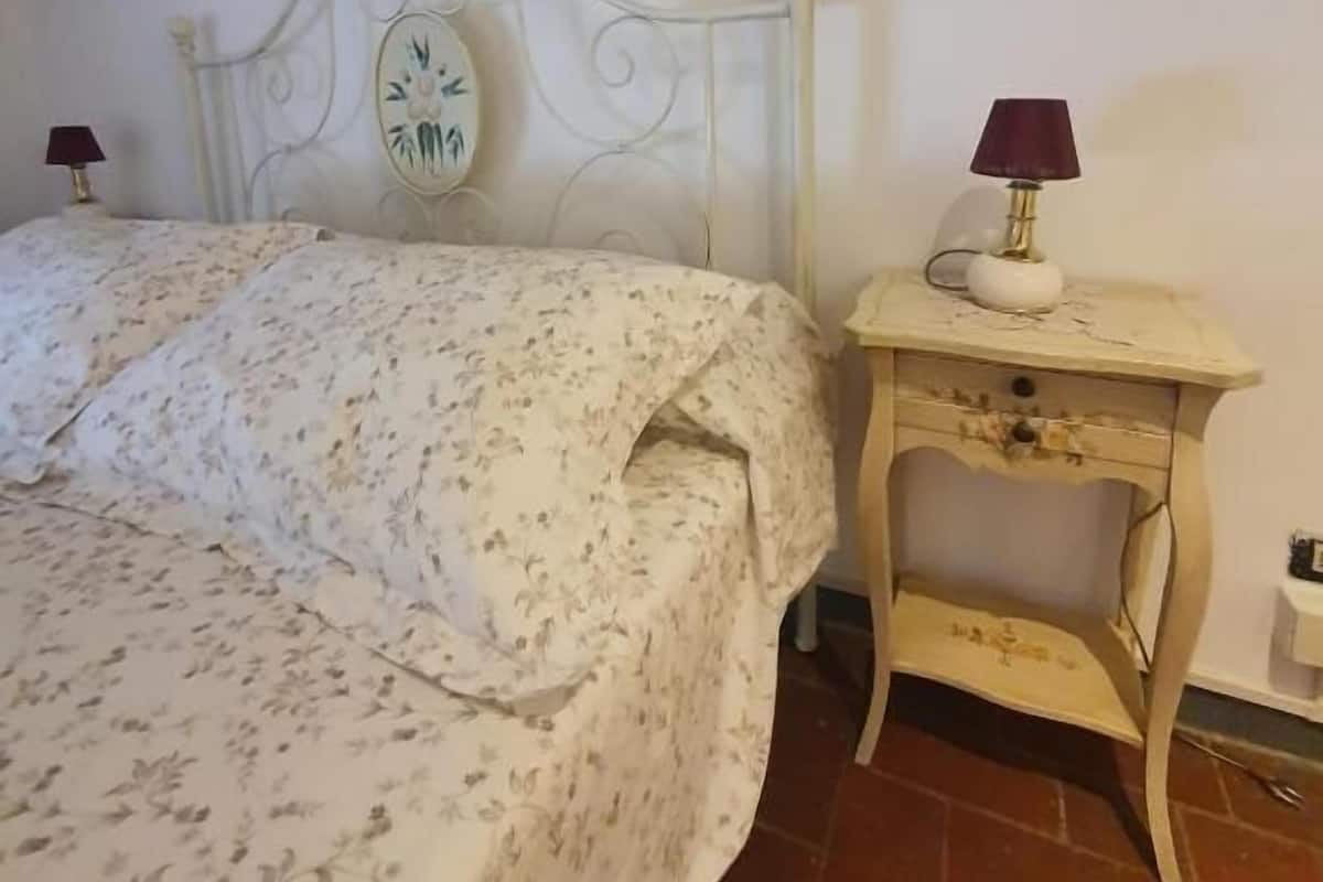 Penthouse tiện nghi đơn giản | Bộ đồ giường cao cấp, bàn, phòng cách âm